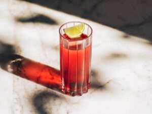 El trago “anti resaca”: fue inspirado en una reina y hoy divide aguas entre quienes lo aman y otros que jamás lo elegirían imagen-1
