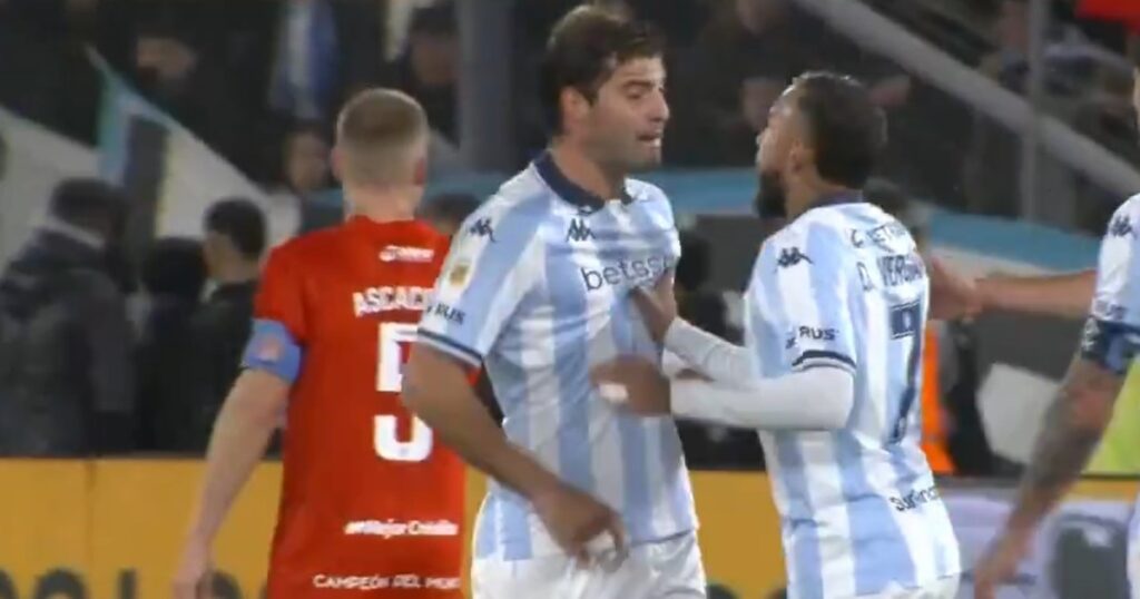 Video: el tremendo encontronazo que tuvieron Sosa y Vergara en pleno partido durante el Racing-Estudiantes imagen-4