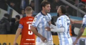 Video: el tremendo encontronazo que tuvieron Sosa y Vergara en pleno partido durante el Racing-Estudiantes imagen-3