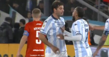 Video: el tremendo encontronazo que tuvieron Sosa y Vergara en pleno partido durante el Racing-Estudiantes imagen-14