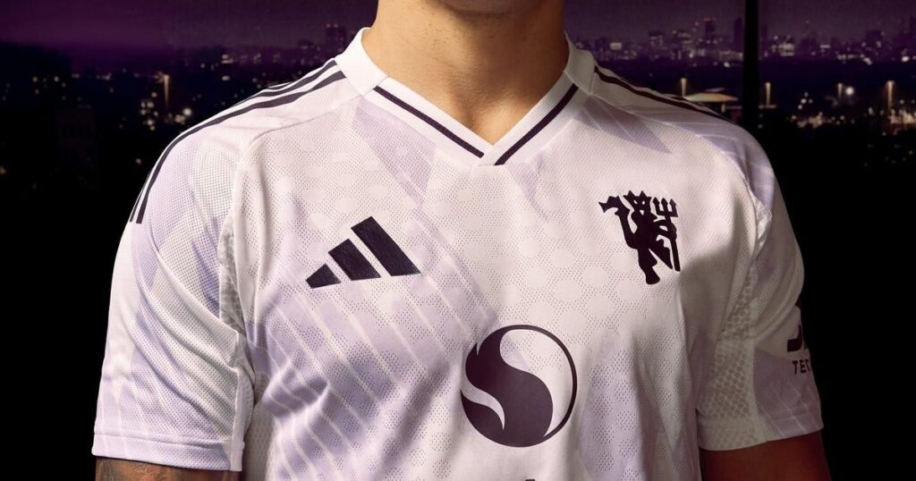 A la espera de su vuelta, Lisandro Martínez presentó la nueva camiseta suplente del Manchester United imagen-5