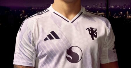 A la espera de su vuelta, Lisandro Martínez presentó la nueva camiseta suplente del Manchester United imagen-14