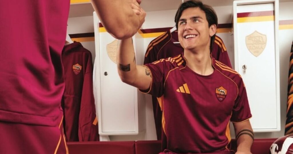Paulo Dybala presentó la nueva camiseta de la Roma con una producción de fotos que se volvió viral imagen-5