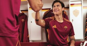 Paulo Dybala presentó la nueva camiseta de la Roma con una producción de fotos que se volvió viral imagen-1