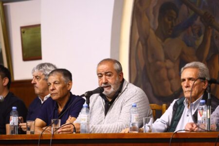 La CGT evalúa adelantar a octubre el recambio de sus autoridades y define una movilización contra Milei imagen-8