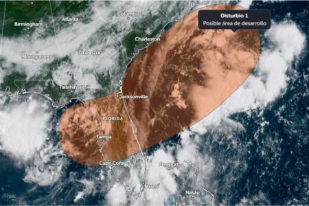Mapa con la trayectoria que tomaría el disturbio tropical que se espera sobre Florida en las próximas horas imagen-8