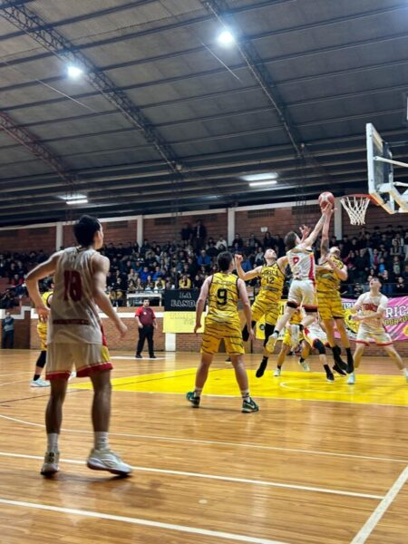 Tirica sacó pecho en casa y se adelantó en la final imagen-18