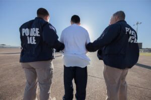 Es cubano, recibió una orden de deportación del ICE y ahora deberá pagar una multa de US$690 mil por continuar en EE.UU. imagen-3