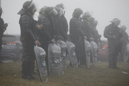 Máxima tensión en Panamericana: incidentes entre Gendarmería y trabajadores de una fábrica que reclaman por despidos imagen-5