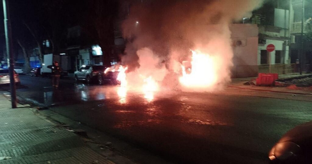 Ataque quemacoches en Villa del Parque: "Vino a contramano, bajó y prendió fuego todo" imagen-5