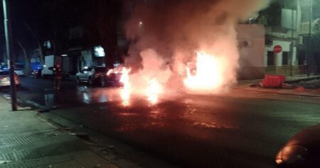 Ataque quemacoches en Villa del Parque: "Vino a contramano, bajó y prendió fuego todo" imagen-14