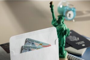 Green cards al borde del colapso: por qué el Uscis demora hasta 1000% más el proceso de entrega o renovación imagen-1