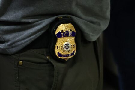 Alerta para migrantes en Carolina del Norte: denuncian que hay agentes del ICE infiltrados en los tribunales imagen-12