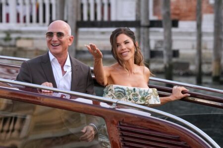 El imperio de Jeff Bezos y Lauren Sánchez: mansiones con gasolinera privada y el “reloj de los 10.000 años” imagen-7