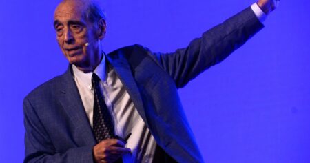 Dólar: el economista más escuchado por Milei asegura que el Gobierno "tiene espalda para controlarlo” imagen-12