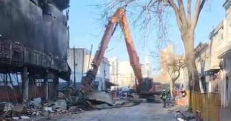 La Plata: empiezan a demoler el depósito que se incendió hace dos semanas y era un peligro para los vecinos imagen-32