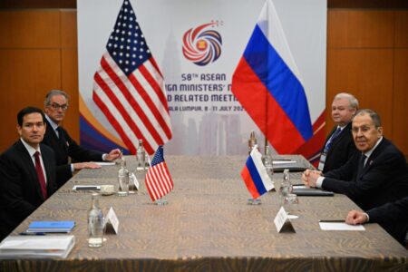 Mientras crece la frustración de Trump con Putin, Rubio se reunió con el canciller ruso imagen-14