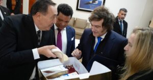 De convertir 100 mil pesos a 100 mil dólares a devolverle la vista a un ciego: los milagros del pastor que visitó Javier Milei imagen-4
