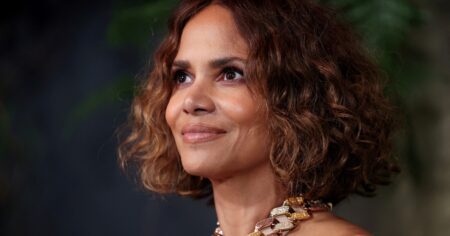 Halle Berry, 58 años, actriz: “Dejé de desayunar hace más de 20 años, la mejor comida es cuando se rompe el ayuno” imagen-16