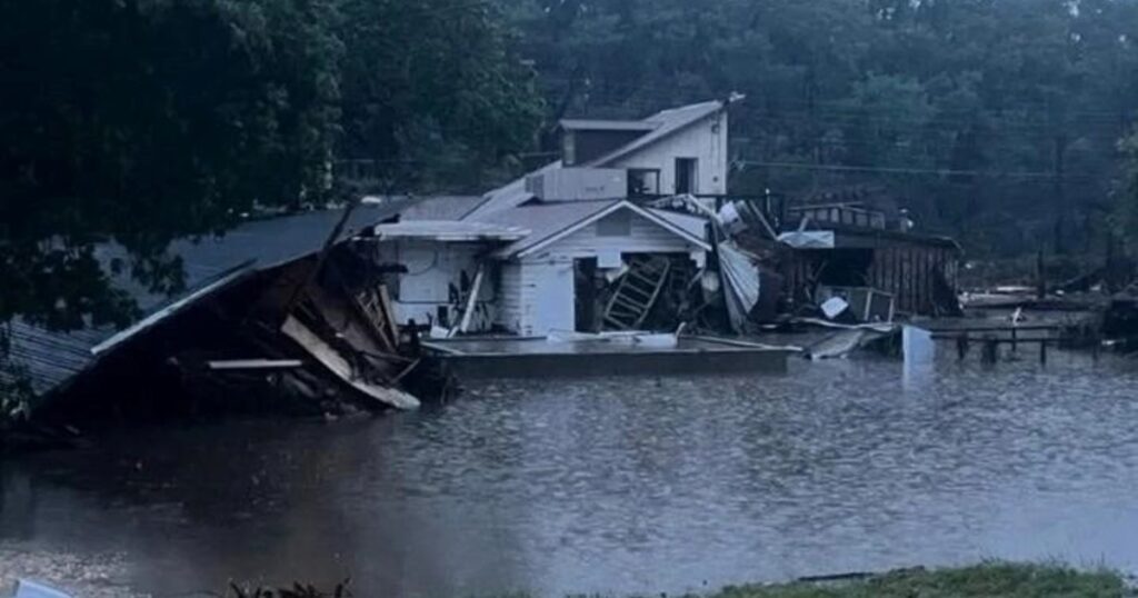Catastrófica inundación desbordó el río Guadalupe: al menos seis muertos y múltiples evacuados en Texas imagen-100