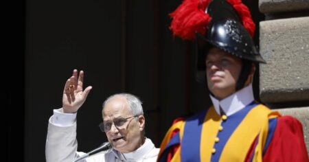 El papa León XIV expresó su "profundo dolor" por el bombardeo de Israel a la iglesia de la Sagrada Familia y exigió que se respeten los derechos humanos en Gaza imagen-18