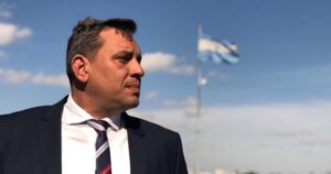 Kicillof echó a 24 oficiales de la Policía Bonaerense en represalia al candidato libertario imagen-4
