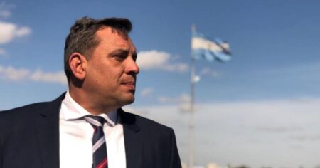 Kicillof echó a 24 oficiales de la Policía Bonaerense en represalia al candidato libertario imagen-18
