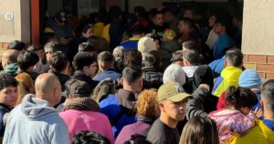 Locura por Paredes: una multitud de hinchas esperan al volante en la salida del centro médico imagen-2