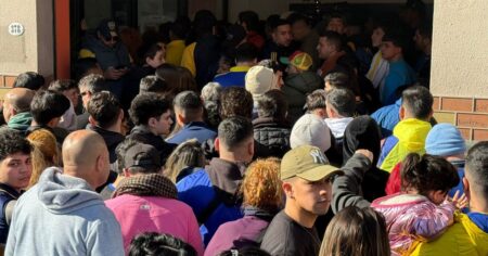 Locura por Paredes: una multitud de hinchas esperan al volante en la salida del centro médico imagen-21