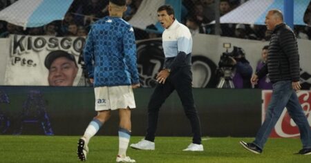 La jugada de la polémica en Racing vs Barracas Central: la explicación de Lamolina a Arias para justificar su decisión imagen-11