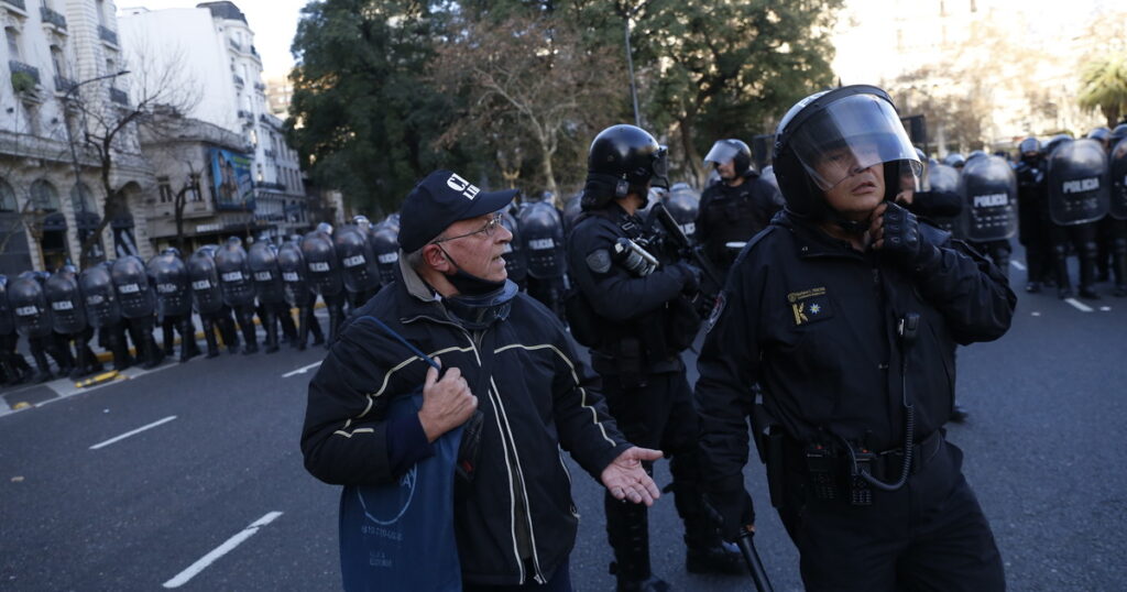 Siete detenidos tras enfrentarse con la policía en una nueva marcha frente al Congreso imagen-4