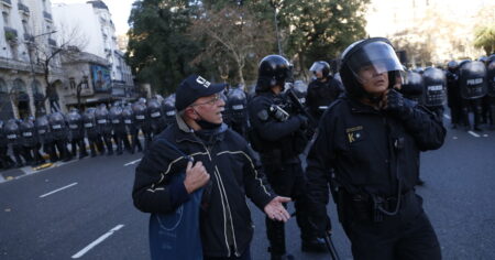 Siete detenidos tras enfrentarse con la policía en una nueva marcha frente al Congreso imagen-10