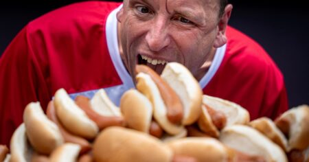 Joey Chestnut lo hizo de nuevo: cómo le fue al hombre récord en la competencia de hot dogs 2025 imagen-13
