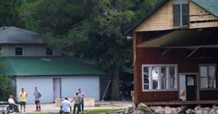 "Mi hija estaba aquí": dolor en el centenario campamento del que desaparecieron 27 chicas en las inundaciones en Texas imagen-13