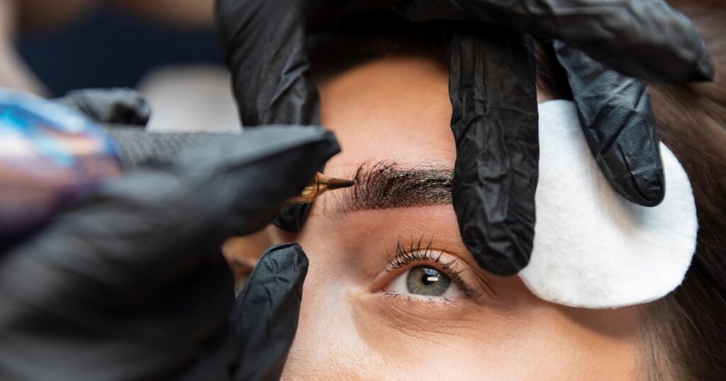Adiós a las cejas despeinadas: el truco de los maquilladores que las fija mejor que cualquier gel imagen-5
