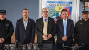 LA POLICÍA DE MISIONES RECIBIÓ NUEVOS TELÉFONOS TÁCTICOS PARA OPTIMIZAR EL SISTEMA DE VIDEOVIGILANCIA DE MONTECARLO imagen-1
