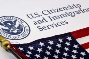 Nueva tarifa anual: la simple acción por la que se podría perder el estatus de asilo en Estados Unidos imagen-3