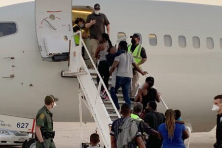 Alerta green card: estos son los residentes permanentes que serán deportados por la nueva política de Trump imagen-17