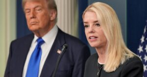 Donald Trump tuvo que frenar una revuelta de influencers MAGA que piden la renuncia de su fiscal por el caso Epstein imagen-2