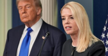 Donald Trump tuvo que frenar una revuelta de influencers MAGA que piden la renuncia de su fiscal por el caso Epstein imagen-33