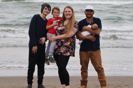 La mujer estadounidense que con su esposo mexicano ayuda a otros migrantes a regresar: la deportación los cambió imagen-5