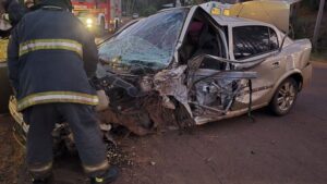 Ruta 4: un hombre murió al chocar su auto contra un camión imagen-2