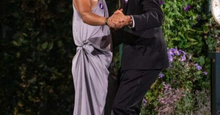 Video: Sinner y Swiatek dijeron presente en el tradicional baile de los campeones de Wimbledon imagen-19