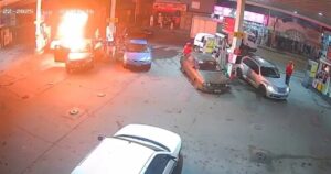 El dramático momento en que un auto explota en una estación de servicio y el playero logra escapar de milagro imagen-2