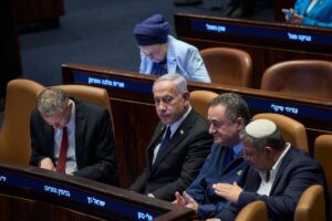 Netanyahu pierde a otro socio clave y queda en minoría por una polémica ley impulsada por los ultraortodoxos imagen-3