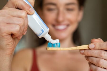 La Anmat prohibió la venta de un producto de una reconocida marca de dentífrico por causar “lesiones en la boca” imagen-12