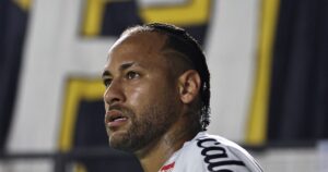 La barra del Santos apuntó contra Neymar: "El ídolo sos vos, te pedimos que actúes como tal" y "nadie está por encima del club" imagen-1