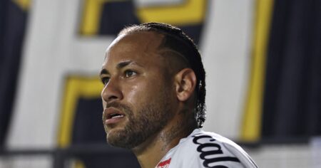 La barra del Santos apuntó contra Neymar: "El ídolo sos vos, te pedimos que actúes como tal" y "nadie está por encima del club" imagen-29