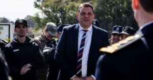 Purga en la Bonaerense: en el gobierno de Kicillof sospechan que hay más policías involucrados en la maniobra con el candidato libertario imagen-2
