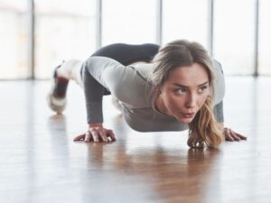 Qué es el ejercicio del escorpión, el entrenamiento que ayuda a la activación muscular y favorece la postura imagen-3